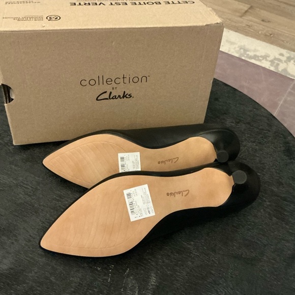 Clarks Black Heels Elegant Pointed-Toe Design - Picture 7 of 7